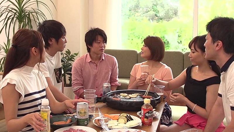 週末にバーベキューを楽しむ近所の仲良し夫婦3組。昼から飲み過ぎ、はしゃぐ奥様たち。それを見るお互いの旦那たちのエロい目線。自分の嫁より、他人の奥さんが気になってしょうがないっ！！酔っぱらった勢いでこっそり誘ってみたら意外にOK？！うっかり中出し。 5推川ゆうり・大石香織・花崎りこ