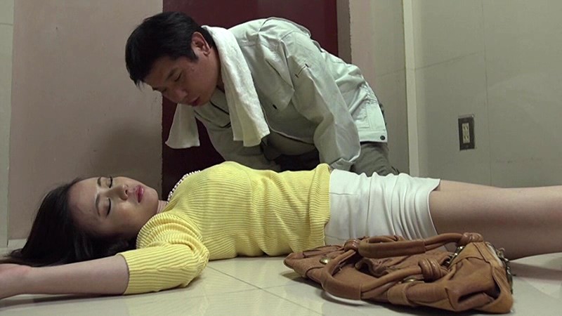 酔いつぶれた人妻 泥●した奥様をエロ管理人が、旦那のいない部屋にチン入して介抱！！吉川あいみ・青山はな・泉ののか