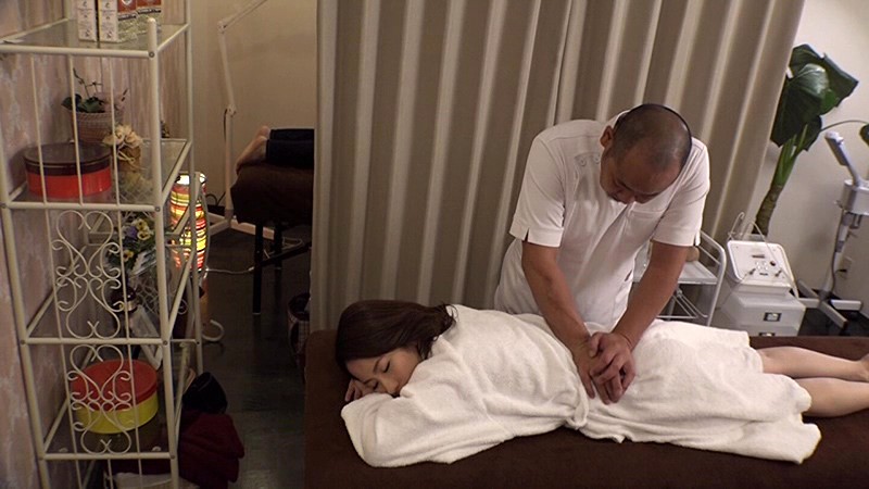 カーテン1枚挟んだ旦那の横で、オイルマッサージと称した猥褻痴●を巧みに施される奥様が声を殺して何度もアクメ！！絶対にバレてはいけない人妻オイルマッサージ 5水川かえで・推川ゆうり・前田可奈子