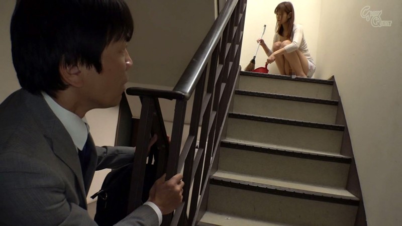 ノーブラノーパンで挑発してくるスケベ奥さんが隣に引っ越してきた！ 紺野ひかる紺野ひかる