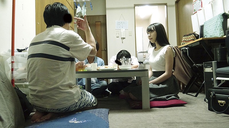 酔いつぶれた旦那さんのすぐ側で奥さんを寝取る 07