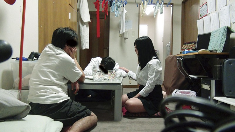 酔いつぶれた旦那さんのすぐ側で奥さんを寝取る08