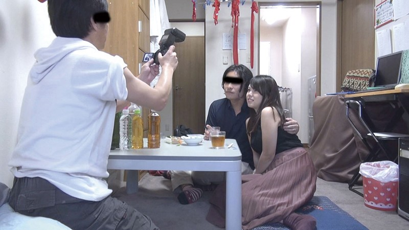 酔いつぶれた旦那さんのすぐ側で奥さんを寝取る09