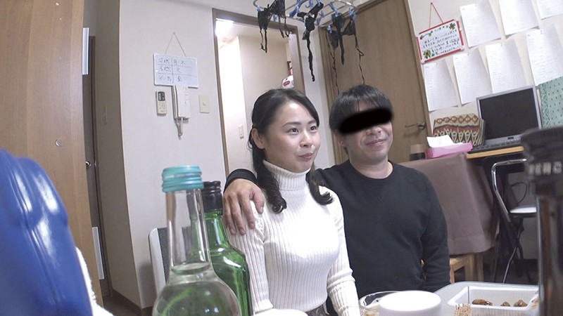 酔いつぶれた旦那さんのすぐ側で奥さんを寝取る11