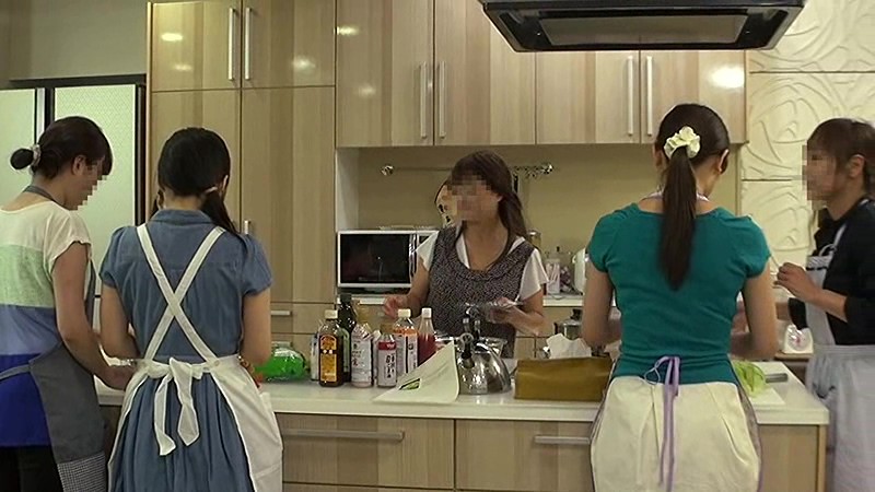 料理教室で受講中の美人妻を呼び出し、部屋の隅でアソコをいじったらビチョ濡れになってしまったので即ハメ！松井優子・松嶋なつこ・喜多見ゆりえ