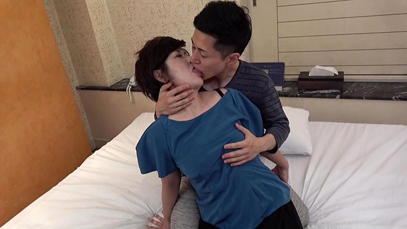 熟女マニア 快楽探求倶楽部 VOL.2 初出演の完熟妻たちは恥じらいながらも腰使いは止まらない！杉本秀美・山口寿恵・関久美子