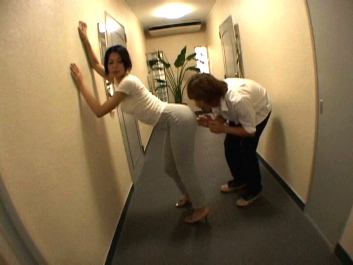 お隣の変質者 狙われた熟尻婦人 東条朱美東条朱美