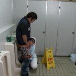 公衆トイレで、若者のチ●ポを品定めするお掃除おばちゃんに狙われちゃったボク