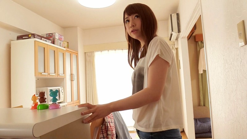 【シンママ動画】 お子さんが隣室にいる中で必死に声を押し殺しながらも感じている美人妻 真奈美24歳真奈美