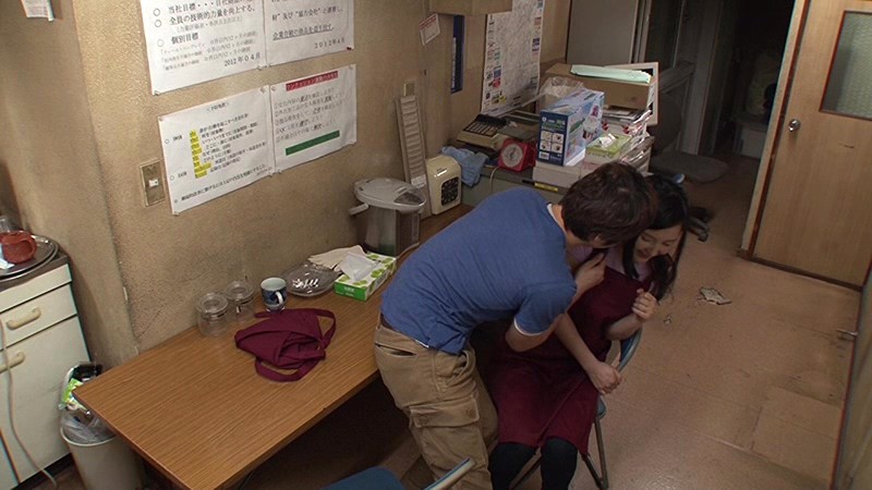 「休憩中の1時間バイトくんと2人きり！女を忘れたパートの美人おばさんは息子ほど年の離れたイケメンチ○ポならセクハラされても嫌じゃない」VOL.1