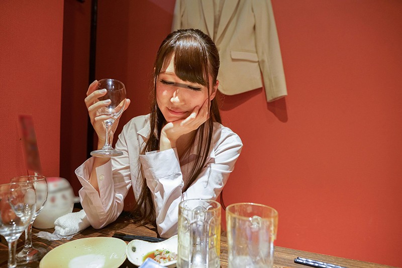 「酔いつぶれた人妻同僚の胸チラでせんずりしていたのがバレて怒られると思ったらヤられた」VOL.1
