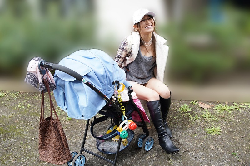 ベビーカーを押しながらラブホテルに入る援交ギャル妻は騎乗位で生ハメしながら手コキをする凄テク★クソビッチ ひなさん 21歳