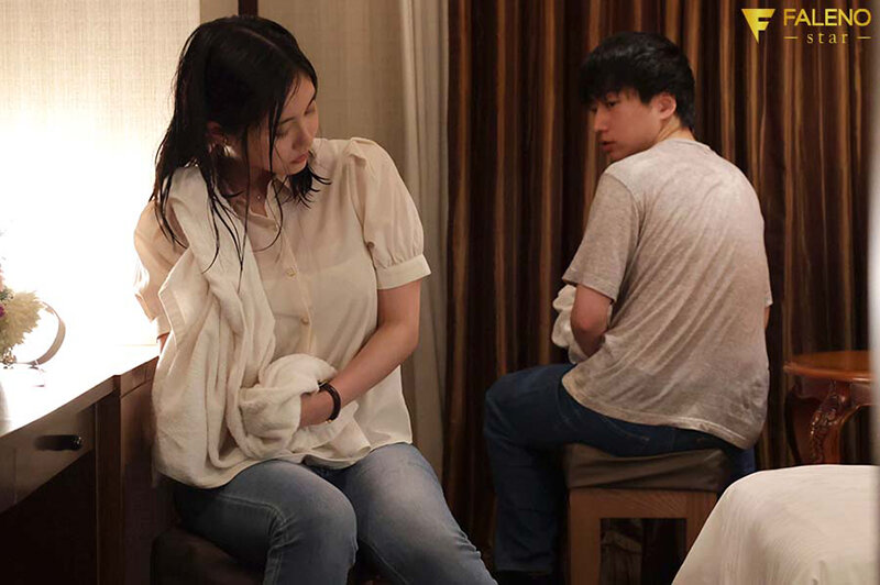 ゲリラ豪雨を避けホテルで雨宿り。人妻と童貞が2人きりで何も起こらないはずが無く…五十嵐なつ五十嵐なつ