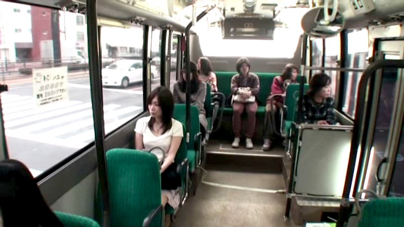 女だけしか乗っていないバスで清楚な若妻は黒ギャル達にレズ攻めペニバン突き立てられ声も出せず泡吹き失神