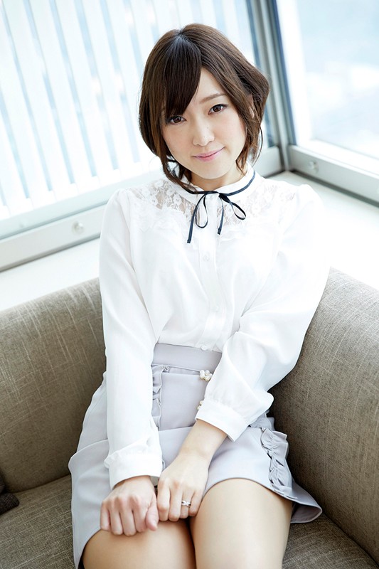 刺激を求める敏感素人妻に男にも女にもイカされる混合SEX