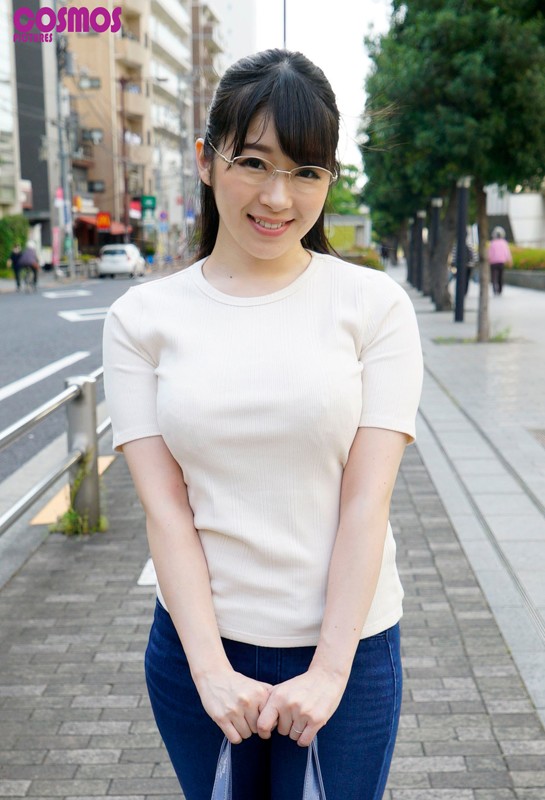 素人妻が一般大学生の自宅にコンドーム1つ渡され一泊 一度のゴム姦では満足できず宿泊中2度もガチ中出しを許してしまう 見つめながらイク騎乗位がエロい関西眼鏡妻