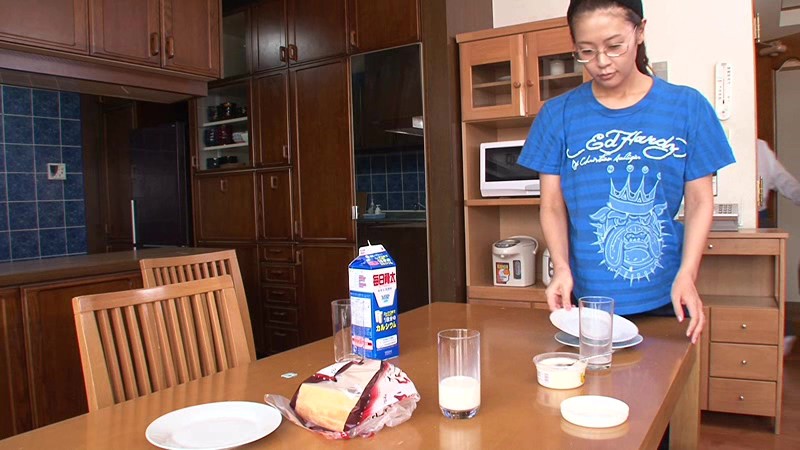 アレ？もしかして…私を見て勃起しちゃったの？？夫の会社の後輩に「おばさん」などと言われ必死の努力で「フェロモン全開奥様」に大変身！！その結果、「おばさん」と言った相手が私のあまりの美貌っぷりを見て興奮しちゃったみたいなので…久しぶりに襲っちゃいました◆