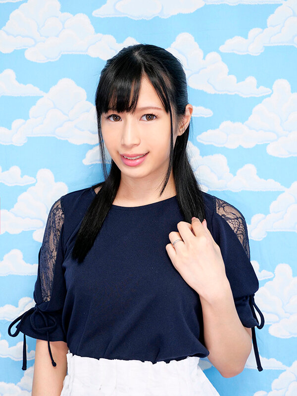 新宿で見つけた心優しい巨乳の人妻さん 童貞くんのオナニーのお手伝いのつもりがセックス練習ってことで素股していてヌルっと入って筆おろし！？ 中条カノン中条カノン