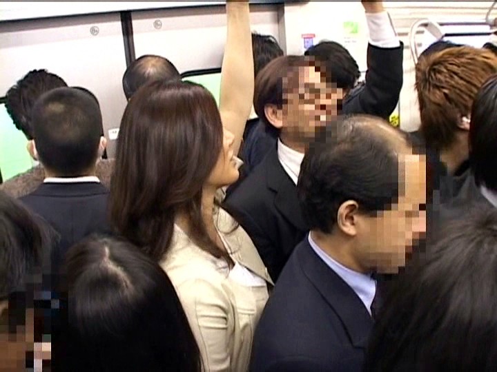 隣に夫がいるのに尻を擦りつけ痴●されたがる妻