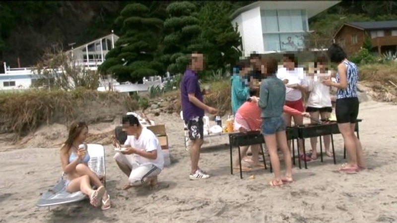 町内会のキャンプなのに張り切りすぎたハミ出しビキニで「その気は無いのに…」父親達を勃起させてしまう巨乳奥さん