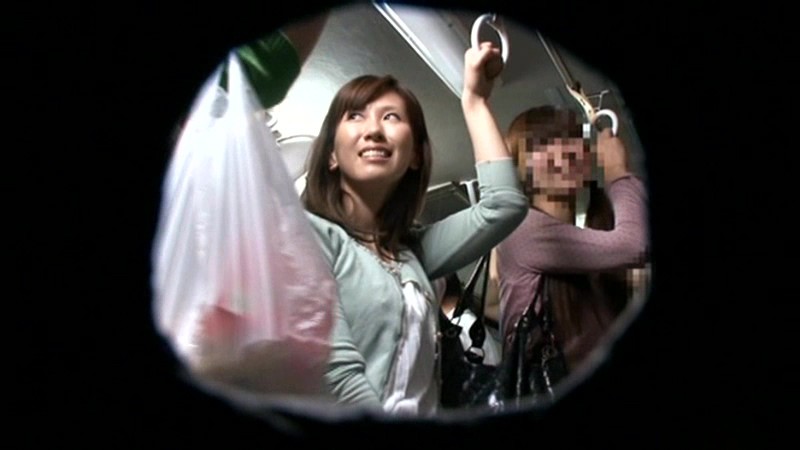 ゲリラ痴●バス撮影会 品のある人妻が多い○○団地に出撃！他人チ○ポを入れられ感じる愛液びじょびじょマ○コを屈辱の超接写！