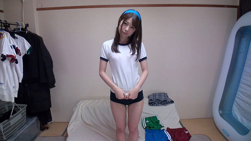 むちむちデカ尻 神ブルマ あおいれな ロリ美少女やぽっちゃり娘にピチピチブルマ＆体操着を着せ、ハミパン、ムレムレワレメを毛穴まで見えるほどの超ドアップ接写！さらに尻コキ、着衣お漏らし放尿やブルマぶっかけ、生中出し等ブルマ好きに送る完全着衣フェチAVあおいれな