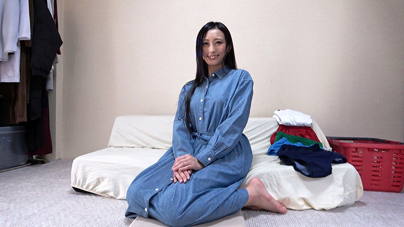 神納花 むちむち熟女尻 神ブルマ 美人熟女やぽっちゃり娘らにピチピチブルマ＆体操着を着せ、ハミパン、ムレムレワレメを毛穴まで見えるほどの超ドアップ接写！さらに尻コキ、着衣お漏らし放尿やブルマぶっかけ等ブルマ好きに送る完全着衣フェチAV神納花