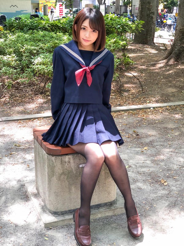 神パンスト 麻里梨夏 制服ロリ美少女の美脚を包んだ生ナマしいパンストを完全着衣でムレた足裏からつま先を味わい尽くす！顔騎や足コキ、時にはお尻にコスってぶっかけとやりたい放題！発情させられた女の変態調教絶頂プレイを楽しむフェチAV麻里梨夏