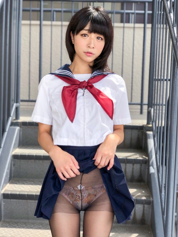 神パンスト まなかかな 制服ロリ美少女の美脚を包んだ生ナマしいパンストを完全着衣でムレた足裏からつま先を味わい尽くす！顔騎や足コキ、時には中出し時にはお尻にコスってぶっかけとやりたい放題！発情させられた女の変態調教絶頂プレイを楽しむフェチAVまなかかな