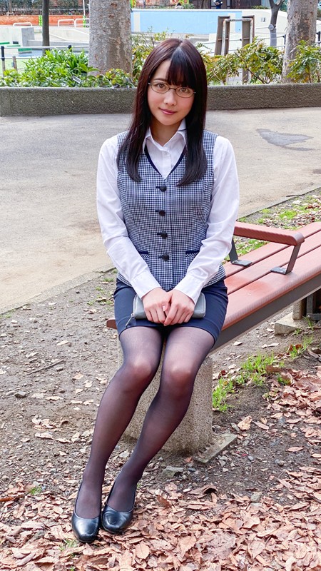 神メガネOL 宮沢ちはる 眼鏡OLスーツの美脚を包んだ生ナマしいパンストを完全着衣でムレた足裏からつま先を味わい尽くす！時には顔騎や足コキ、時には中出し、時にはお尻にコスってぶっかけとやりたい放題！発情させられた女の変態調教絶頂プレイを楽しむフェチAV宮沢ちはる