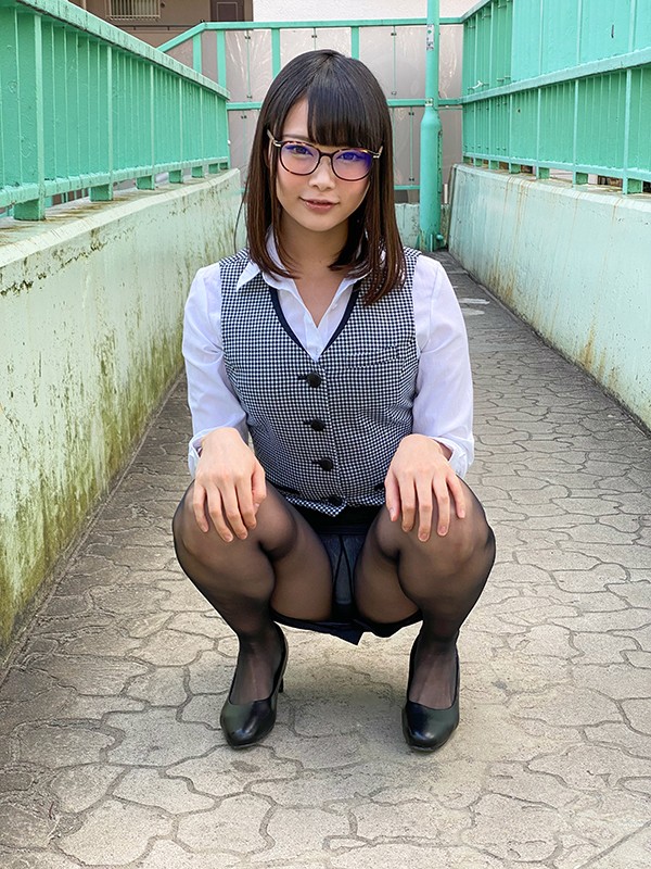 神メガネOL なつめ愛莉 眼鏡OLスーツの美脚を包んだ生ナマしいパンストを完全着衣でムレた足裏からつま先を味わい尽くす！時には顔騎や足コキ、時には中出し、時にはお尻にコスってぶっかけとやりたい放題！発情させられた女の変態調教絶頂プレイを楽しむフェチAVなつめ愛莉