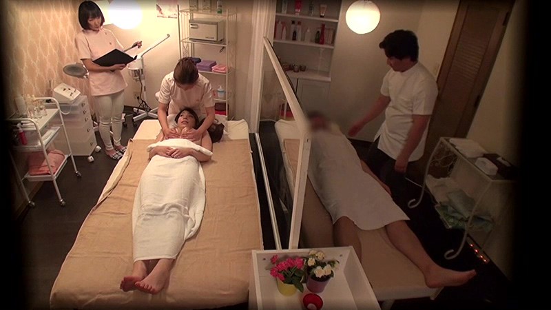 「嫁が感じ喘いでいるところを、すぐ隣でバレないように見てみたい…」自慢の妻がマジックミラー1枚隔て‘寝取られ性感マッサージ’至近距離でオイルまみれでイカされまくる妻は飛び散る潮に身をよがらせ挿入懇願！