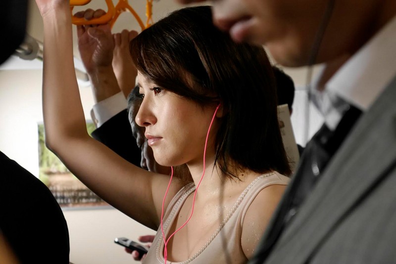 SODロマンス 痴●通勤電車～肉棒に飢えた巨乳人妻は、インモラルな行為に欲情する～ 水川かえで水川かえで