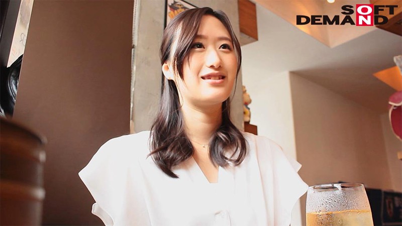 あの雨上がりの駅前で僕らは一生忘れられない人妻と出会ったんだ。 吉田楓 30歳 AV DEBUT吉田楓