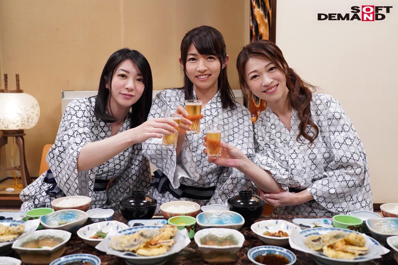 奇跡の競演 超豪華ハーレム大乱交 本物人妻同窓会 in 温泉旅行 夢のひと時 180分山口菜穂・久保今日子・五十嵐潤