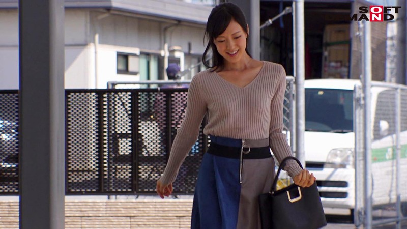 旦那との年の差20歳。 都会からのどかな田舎町に嫁いだ才色兼備の盛り妻。 木村ふみ 31歳 最終章 「私を調教して下さい…」縛り、首しめ、スパンキング、イラマチオ…そして子宮を破壊するような連続激ピストン やがて‘苦痛’は‘快感’に変わる木村ふみ