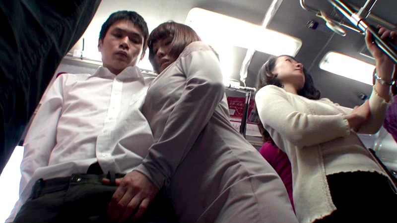 色気ムンムンの人妻満員バスに乗り込んだら勃起してしまった僕、奥さん達に見つかって逆に弄ばれた。