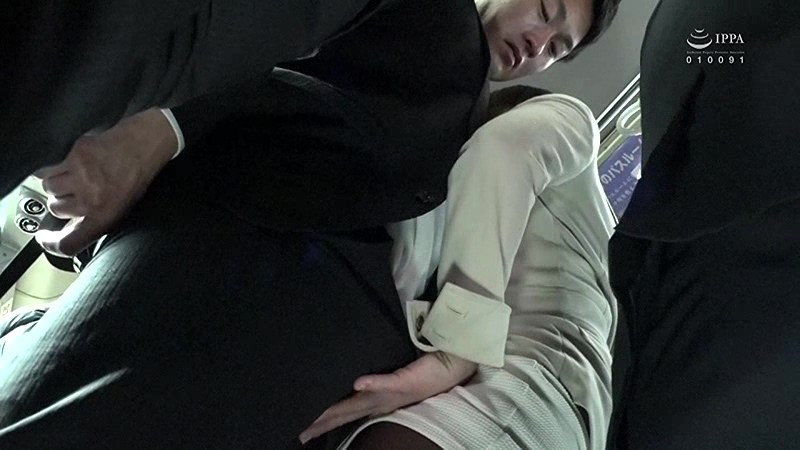 満員バスで夫が横にいるのにムッチリ尻を僕の股間に押しつけてきて勃起したチ○コを握って放さない！スリルに萌える奥さんと揺れる車内で奥まで入れちゃった