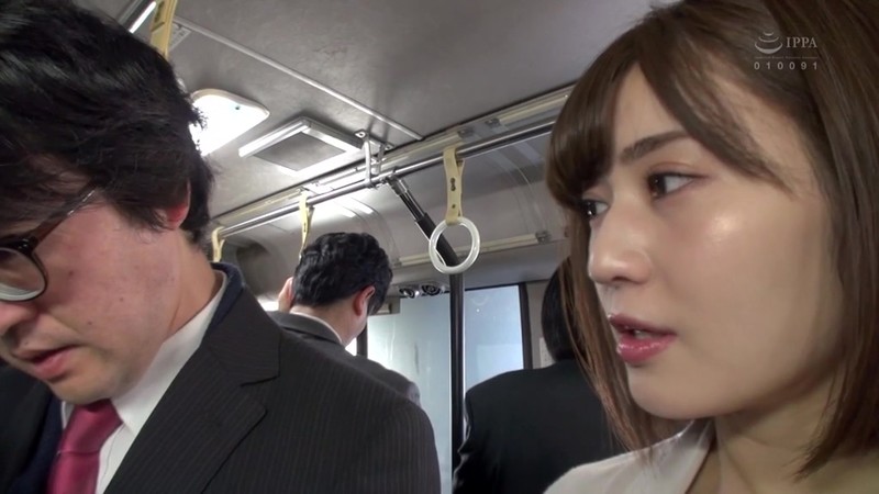 満員バスで夫が横にいるのに他人の勃起チ○ポがミニスカデカ尻にめり込んで興奮してる人妻。旦那の目を盗むスリル萌えで他人チ○ポ握りしめ、パンティずらしてマ○コに誘ういけない奥さん。こんなとこで挿入しちゃっていいんですか？！