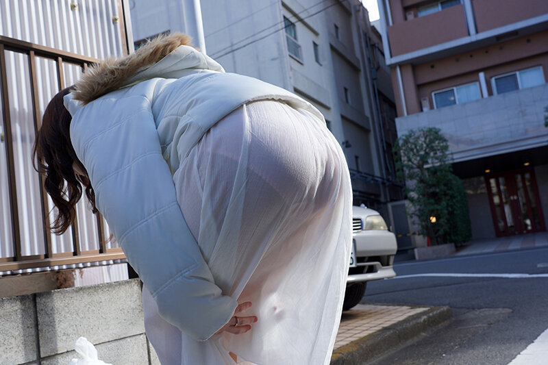 大きなお尻にパンティラインくっきりの若妻達が見せつけ誘惑してくる！こっそり見てるのがバレたらデカ尻広げてアナル舐めさせビッチに豹変してケツ穴ヒクヒク丸出しSEXでイキまくり！！