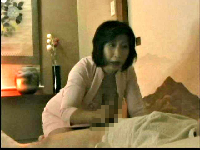 主婦の（秘）アルバイト 自宅の居間で回春マッサージする人妻たち 珠玉の総集編スペシャル！！ VOL.01