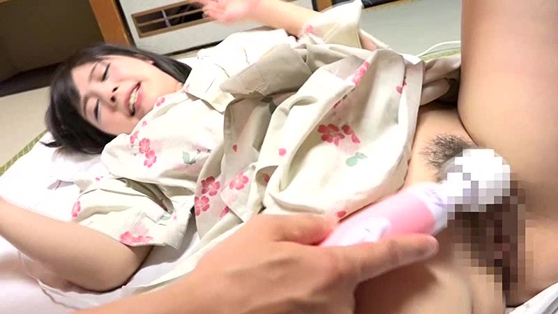 この奥さんの詳細わかりますか？05 クリッとした瞳が可愛い新婚ホヤホヤ現役デパガのロリ美人妻と、夫は20歳年上の金持ちトレーダーのおっとりセレブ妻がまさかの発情！ なぜ‘言葉責めと尻スパンキングで失禁するほどマ○コを濡らす’ことになったのか？ その一部始終森沢かな（飯岡かなこ）・佳苗るか