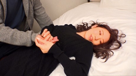 奥さん、一緒に飲みませんか？ 人妻にお酒とザーメン飲ませてみました @新宿 地方の人妻限定 巨大バスターミナル前で訳アリ人妻をナンパしてみた11