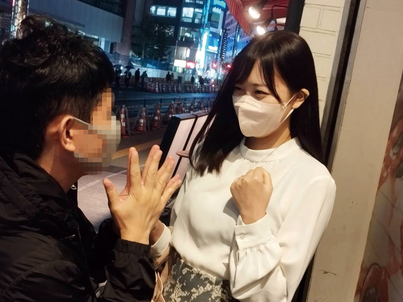 奥さん、一緒に飲みませんか？ 人妻にお酒とザーメン飲ませてみました マ●コも酩酊状態！ チ●ポを欲しがり生セックスも許す人妻4人 東京の路上で人妻をナンパしてみた4