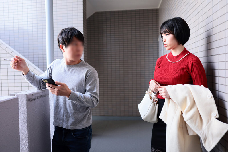 嫌味な隣人妻が夫に内緒でデリヘルバイト 日頃の仕返しに生本番、羞恥露出を強要してネチネチ苛めてたらエロすぎる反撃にあった 朝日りん朝日りん