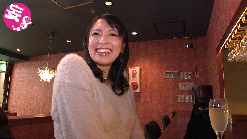 BARで出会った色白巨乳妻にお酒と媚薬を飲ませたらとんでもなく淫乱ビッチ女ができちゃいました！ しかも生中出し乱交交尾でガンギまっちゃって（＾＾ゞ ましろ杏ましろ杏