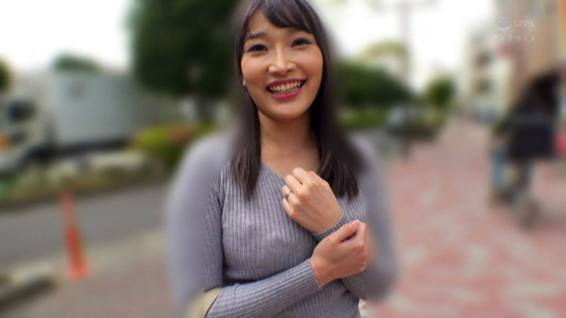 ブルマを履いた淫乱人妻の股間！久しぶりに肌に触れるナイロンの感触が人妻をただの雌にする。