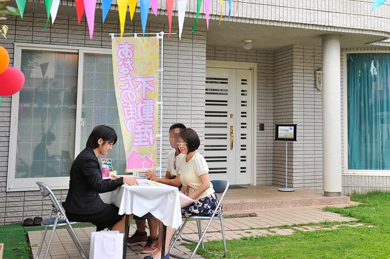 一般男女モニタリングAV マイホームを夢見る新婚さん限定！モデルハウス展示場に来た新婚夫婦の奥様が「リモコン固定バイブ」を挿入したまま内見をする過激ミッションに挑戦！3人合計51回イキ！！旦那にはばれてはいけない興奮と突然うねり出すリモバイの…