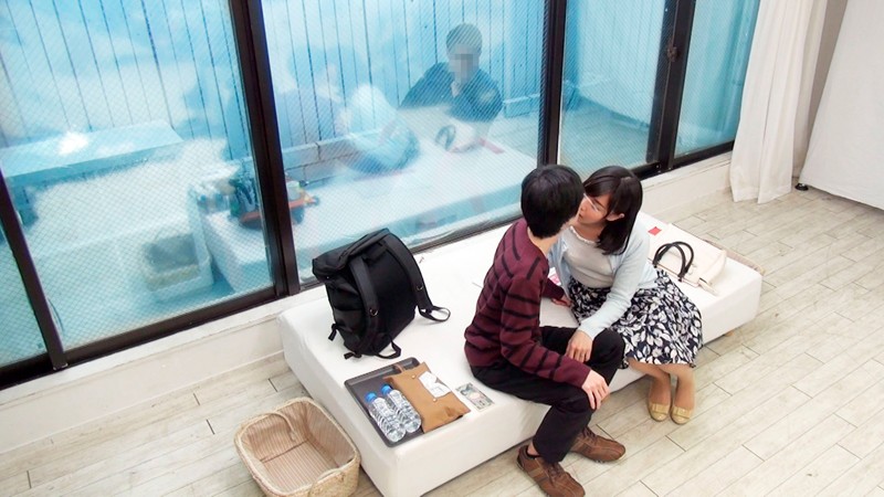 一般男女モニタリングAV マジックミラーの向こうには再婚したての父親！巨乳の新しいお母さんと童貞の息子が2人っきりの密室で1発10万円の連続射精筆おろしに挑戦！ 3 息子を優しく受け挿れた義母マ○コと性欲溢れる童貞チ○ポは一度の射精では収まらない！