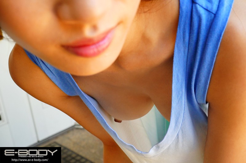 巨乳若妻のノーブラ誘惑 隣の欲求不満な奥様の美乳がチラリ ほしの景子ほしの景子